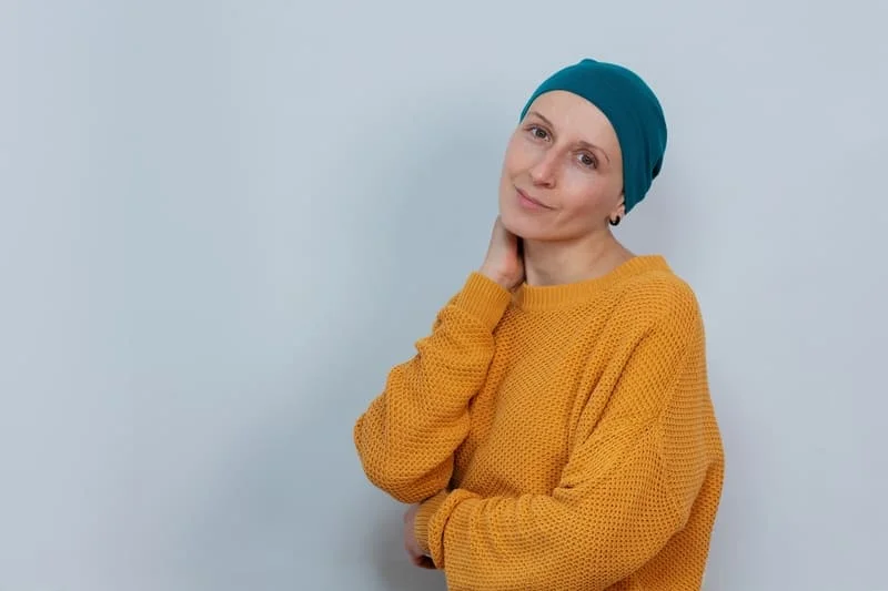 Frau nach einer Chemotherapie mit Fragen zu ihrem Aussehen