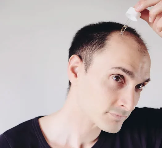 Man mit Haarkur für dichteres Haar